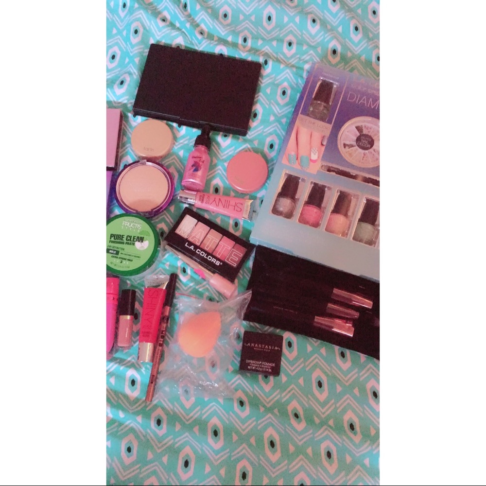 Makeup 💄 Bundle - Picture 3 of 3